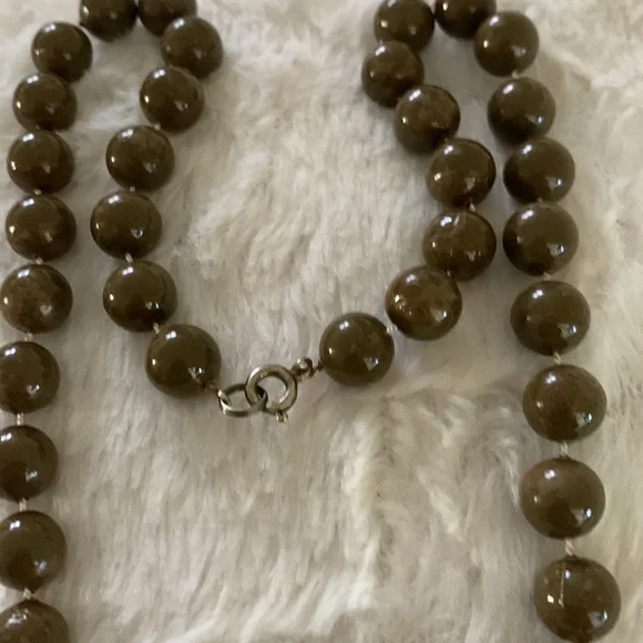 Beads necklaces.Light pink and olive color - Picture 5 of 5